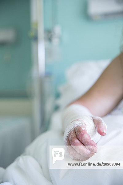 Frau im Krankenhaus,  operierte Hand