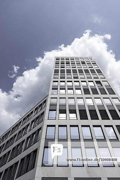 Deutschland  Berlin  Fassade eines modernen Bürogebäudes
