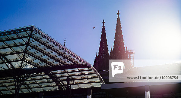 Deutschland  Köln  Blick auf die Kirchtürme des Kölner Doms mit Glasdach im Vordergrund