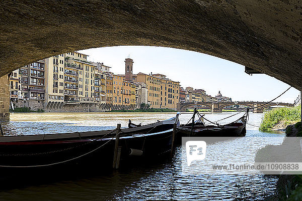 Italy  Tuscany  Florence  boats under Ponte Vecchio