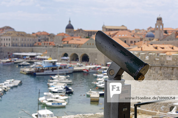 Kroatien  Dubrovnik  Altstadt  Teleskop vor dem Hafen