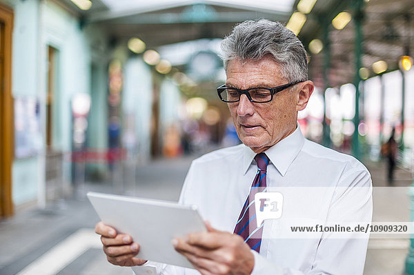 Senior Geschäftsmann mit digitalem Tablett