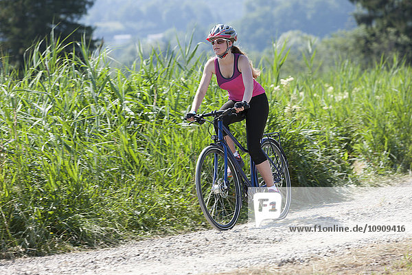 Teenager Mädchen auf einer Fahrradtour mit Trekkingrad