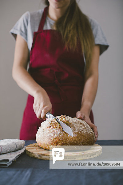 Frau hackt frisches  handgemachtes Brot
