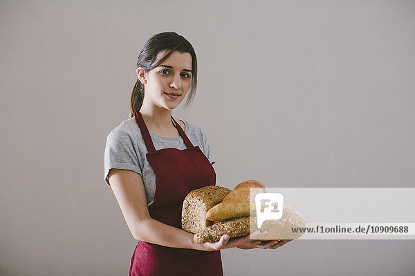 Frau mit verschiedenen hausgemachten Broten