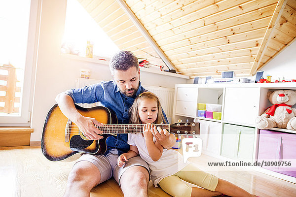 Vater und Tochter beim gemeinsamen Musizieren