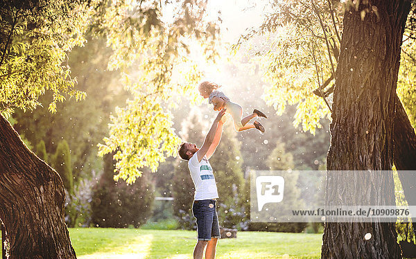 Vater und seine kleine Tochter amüsieren sich im Park