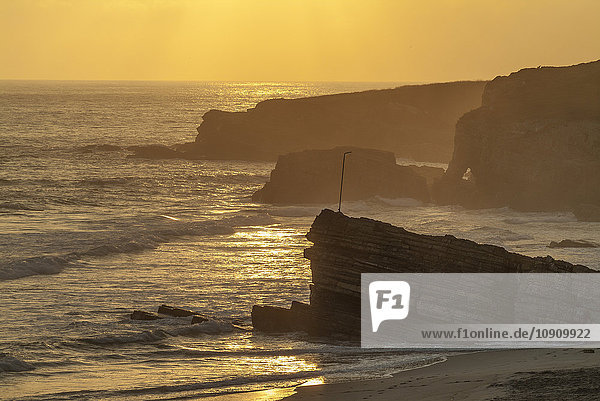 Spanien  Calicia  Lugo  Kantabrisches Meer  Morgenstimmung am Strand Praia de Longara