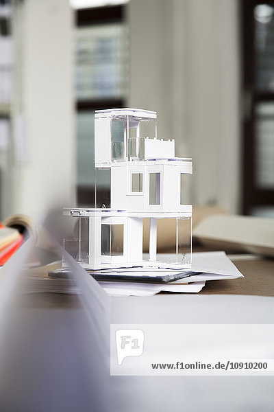 Desktop mit Architekturmodell