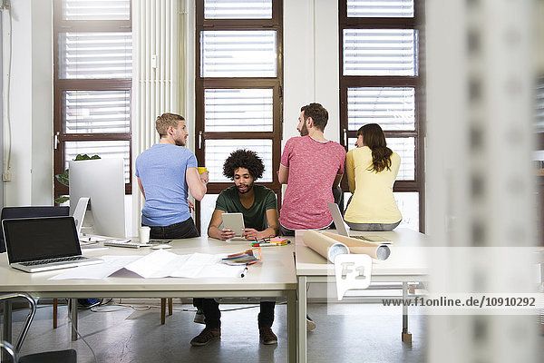 Team von Kreativprofis am Schreibtisch im Büro