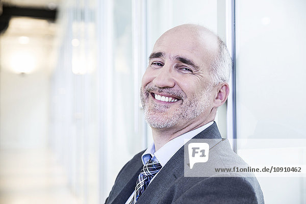 Erwachsener Geschäftsmann lächelt selbstbewusst  Porträt