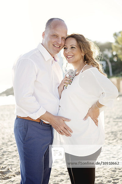 Spanien  Mallorca  Schwangere mit Mann am Strand