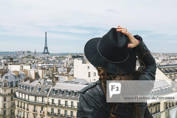 Frankreich  Paris  Rückansicht der Frau am Aussichtspunkt mit schwarzem Hut