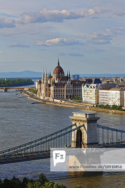 Ungarn  Budapest  Blick nach Pest mit Parlamentsgebäude  Kettenbrücke und Donau
