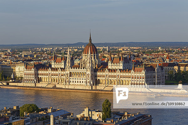 Ungarn  Budapest  Blick nach Pest mit Parlamentsgebäude und Donau