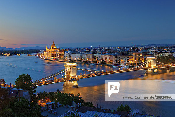 Ungarn  Budapest  Blick nach Pest mit Parlamentsgebäude  Kettenbrücke und Donau am Abend