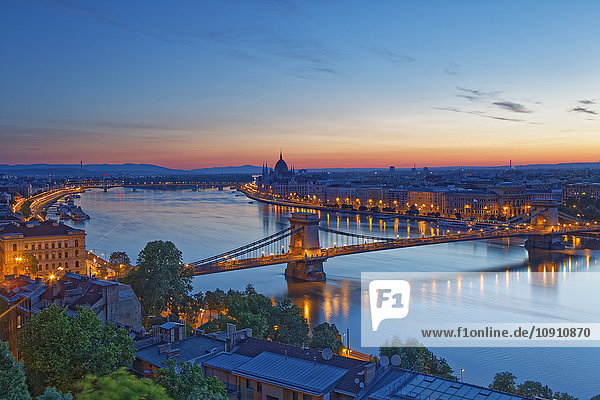 Ungarn  Budapest  Donau  Parlamentsgebäude und Kettenbrücke  Nachglühen