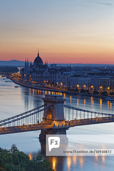 Ungarn  Budapest  Blick nach Pest mit Parlamentsgebäude  Kettenbrücke und Donau  Nachleuchten