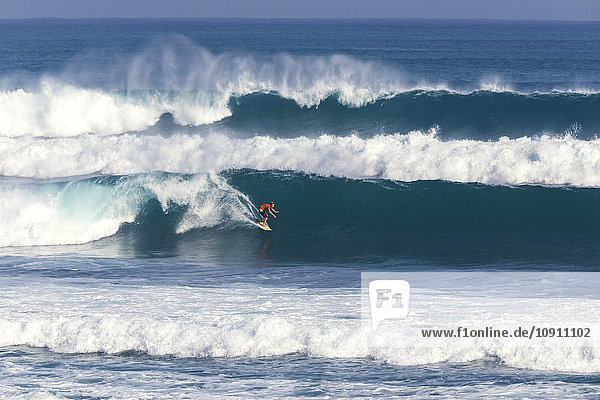 Indonesien Bali Surfer auf einer Welle