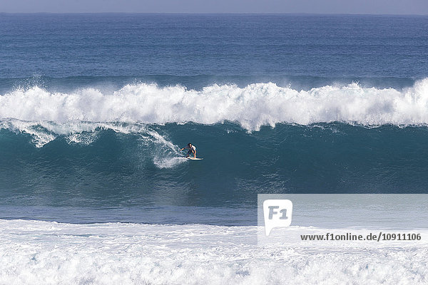 Indonesien Bali Surfer auf einer Welle