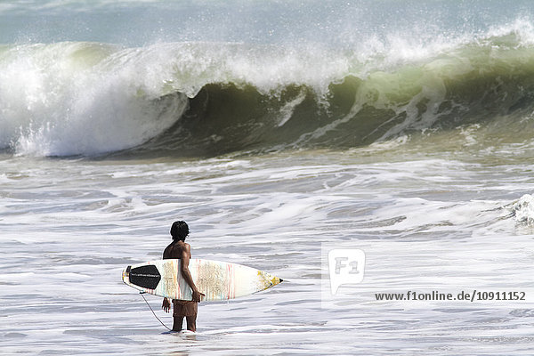 Indonesien Bali Surfer wartet auf Welle