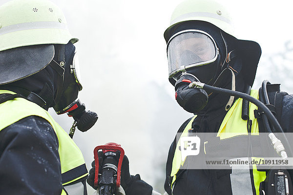 Zwei Feuerwehrleute mit Sauerstoffmasken