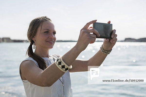 Italien  Venedig  Tourist macht einen Selfie mit Smartphone