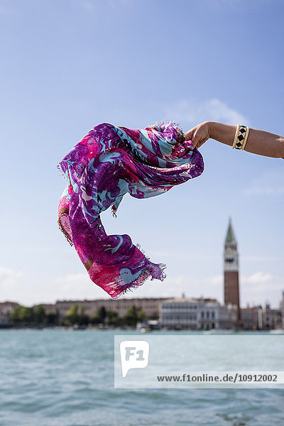 Italien  weibliche Touristin mit Tuch in Venedig
