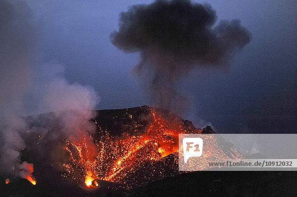 Italien  Stromboli  glühende Lava und Rauch des Vulkans Stromboli