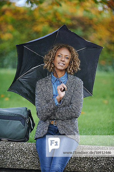 Porträt einer lächelnden Frau mit Regenschirm