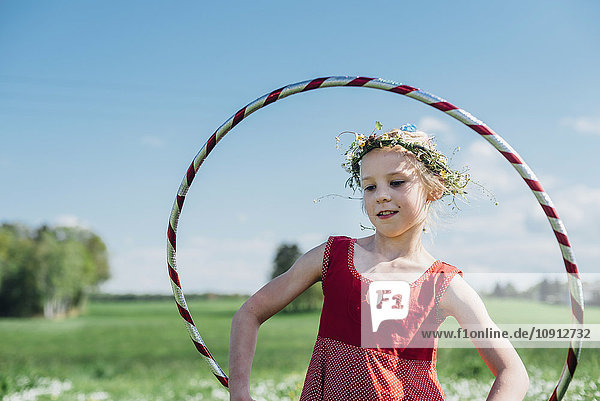 Mädchen mit Hula-Reifen mit Blumenkranz