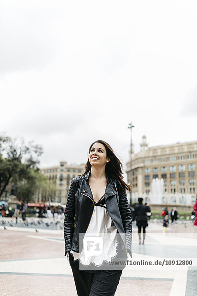 Spanien  Barcelona  lächelnde junge Frau in der Stadt