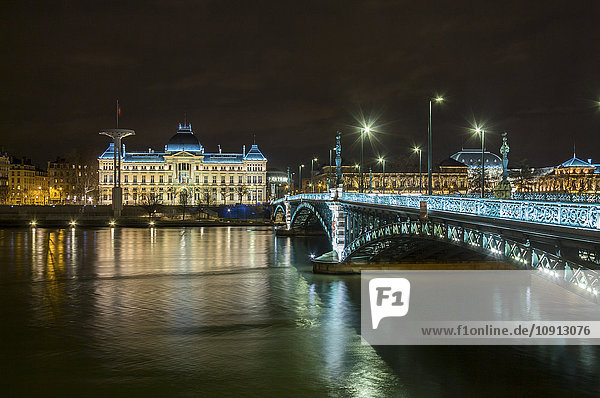 Frankreich  Lyon  Saone und Brücke bei Nacht