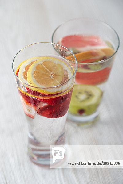 Zwei Gläser Wasser mit verschiedenen Früchten aromatisiert