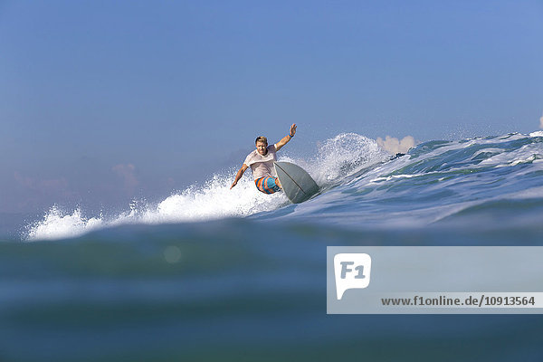 Indonesien  Bali  Surfer auf Welle