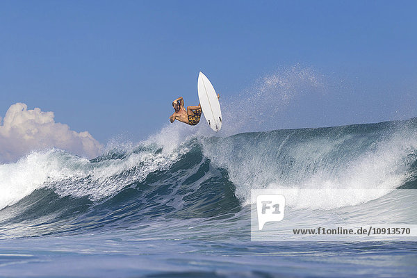 Indonesien Bali Surfer auf Welle