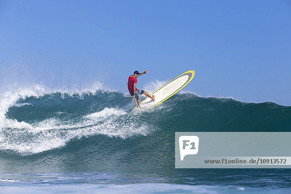 Indonesien Bali Surfer auf Welle