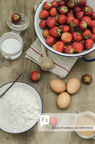 Zubereitung  Pfannkuchen mit Erdbeeren  Eiern  Mehl  Zimt  Zucker und Vanilleschote
