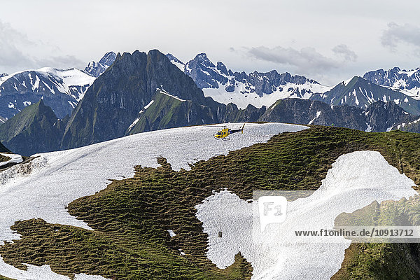 Deutschland  fliegender Hubschrauber am Nebelhorn in den Allgäuer Alpen
