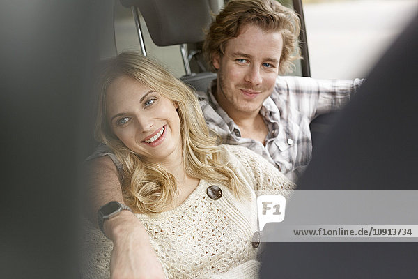 Verliebtes junges Paar im Auto sitzend