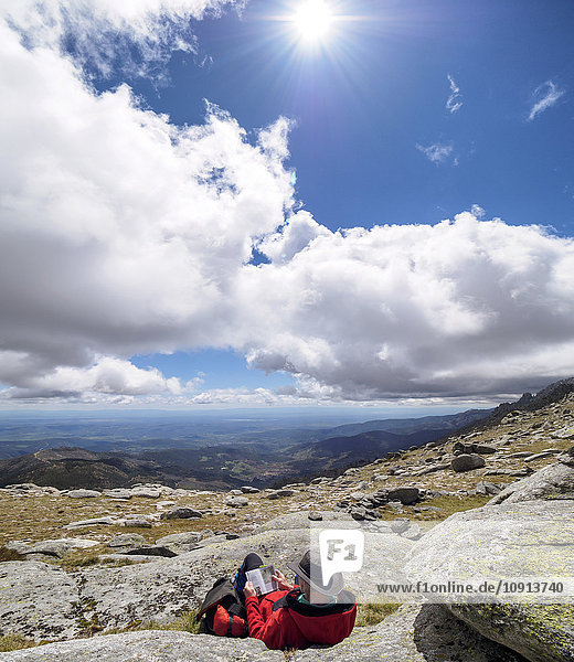 Spanien  Sierra de Gredos  Wanderer sitzend in der Bergwelt