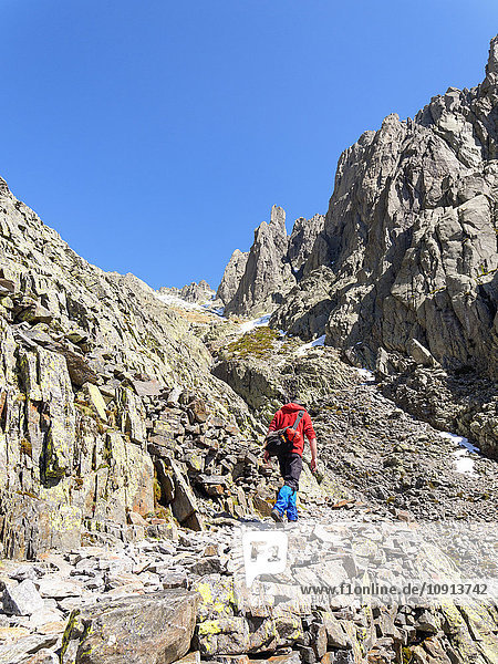 Spanien  Sierra de Gredos  Mann beim Wandern in den Bergen