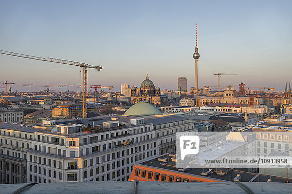 Deutschland  Berlin  erhöhte Stadtansicht bei Abenddämmerung