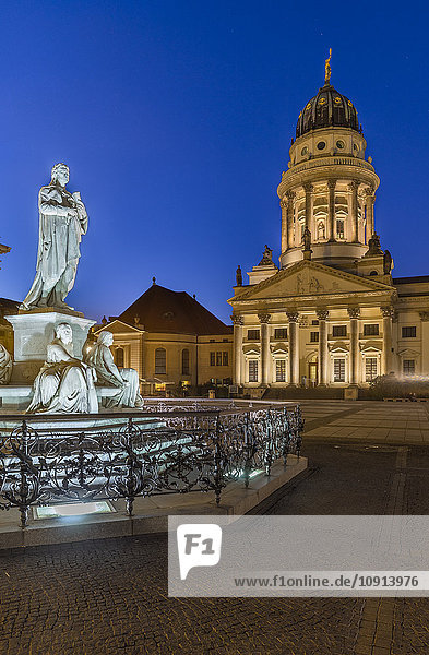Deutschland  Berlin  beleuchteter französischer Dom und Statue von Friedrich Schiller am Gendarmenmarkt