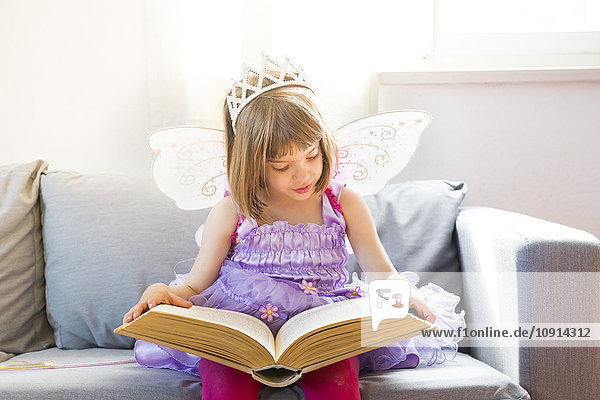 Porträt eines kleinen Mädchens verkleidet als Elfenkönigin Lesebuch
