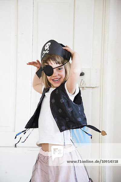 Porträt eines aufgeregten kleinen Mädchens  verkleidet als Pirat.