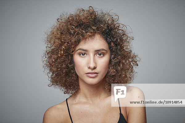 Porträt einer rothaarigen Frau mit lockigem Haar
