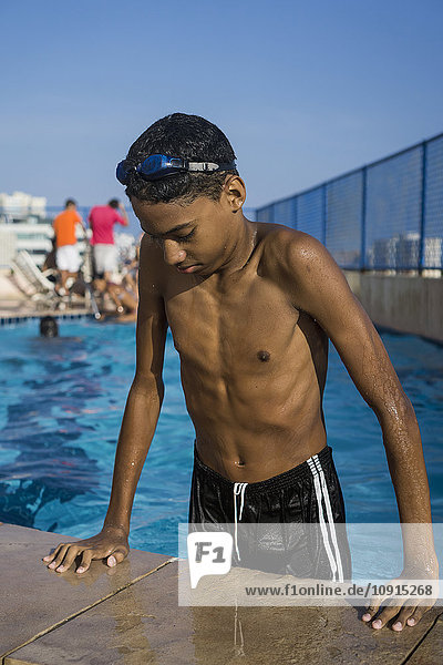 Teenager Junge  der aus dem Schwimmbad kommt
