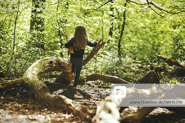 Mädchen spielt im Wald