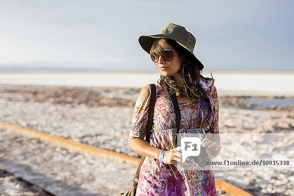 Chile  San Pedro de Atacama  Frau mit Kamera in der Wüste